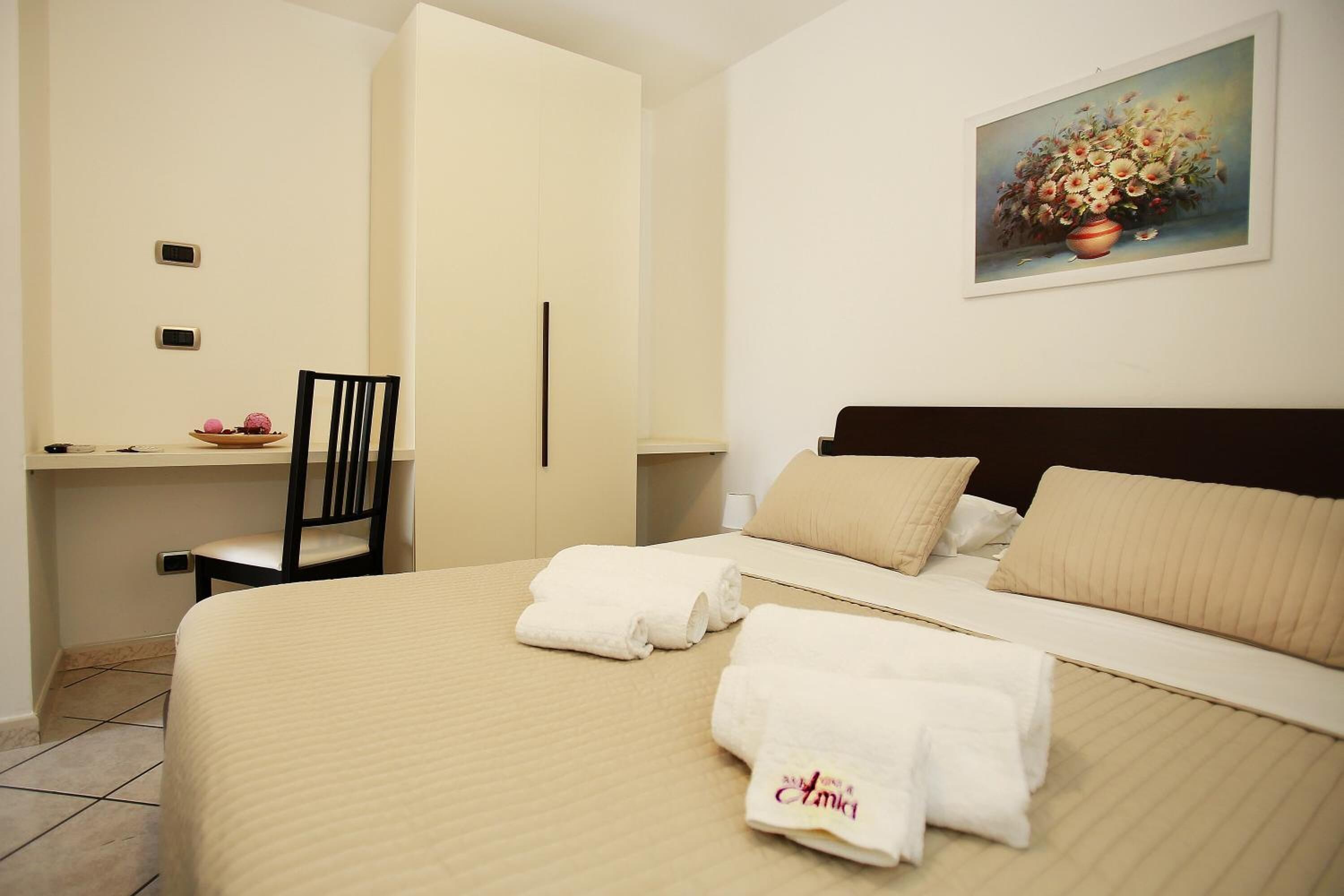 Escritorio, tabla de planchar con plancha y camas plegables/adicionales 