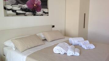 Una scrivania, ferro/asse da stiro, letti aggiuntivi (a pagamento)