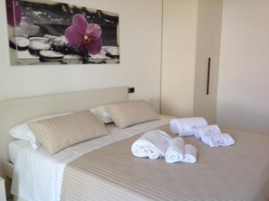 Desk, iron/ironing board, rollaway beds, free WiFi - A Casa Di Amici (Giardini Naxos)