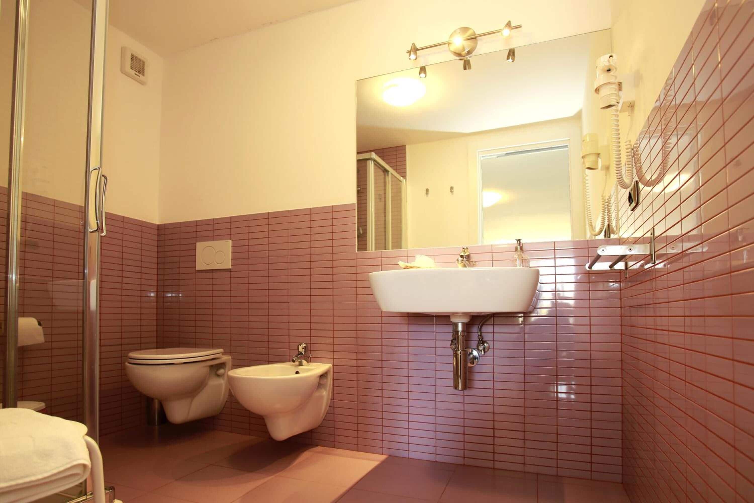 Dusche, Haartrockner, Bidet, Handtücher