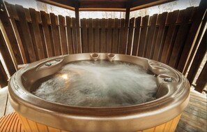 Spa - "Paradise in the Woods" luxury cabin on Private shared fishing Pond! (broken bow)