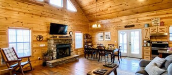 "Paradise in the Woods" luxury cabin on Private shared fishing Pond!