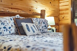 2 bedrooms, free Internet, bed sheets - "Paradise in the Woods" luxury cabin on Private shared fishing Pond! (broken bow)
