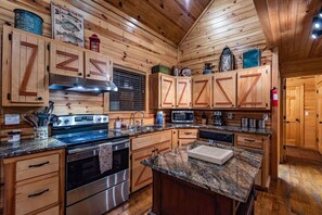 Fridge, microwave, oven, stovetop - "Paradise in the Woods" luxury cabin on Private shared fishing Pond! (broken bow)