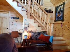 Smart TV, caminetto, videogiochi