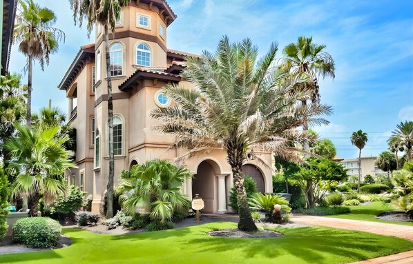 Exterior - Free Beach Service • Pool • Pets Allowed • Short Walk to Beach (Miramar Beach)