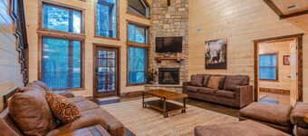 King's Landing Luxury New Construction 7 Bedroom Cabin on a Pond!  Mins from Bro