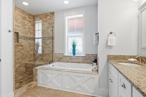 Combined shower/tub, hair dryer, towels