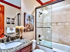 Combined shower/tub, towels