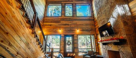 Télévision, cheminée, baby-foot