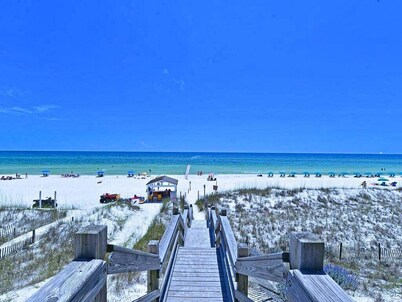 Walk to Beach | Pet Friendly • BBQ Grill • Golf Cart Rent, Destin Home
