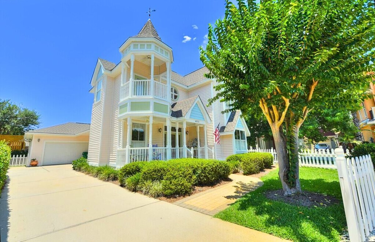 Walk to Beach • Pet-Friendly • BBQ Grill • Golf Cart for Rent • Destin Area