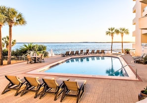 A heated pool - Beachfront & Fireworks, Walk to the Beach, Sunset View, Heatel Pool (Destin)