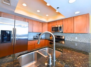 Fridge, microwave, oven, stovetop - Beachfront & Fireworks, Walk to the Beach, Sunset View, Heatel Pool (Destin)