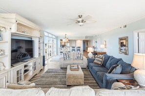 Living room area & stunning Gulf views