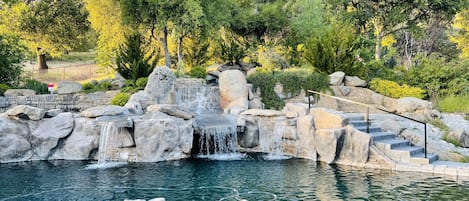 Außenpool, Pool mit Wasserfall