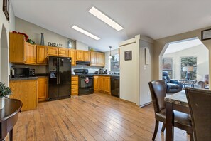 Réfrigérateur, four à micro-ondes, un four, surface de cuisson