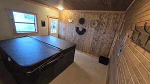 Une pièce avec une table de billard, une fenêtre, une porte et un mur décoré.