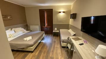 Minibar, escritorio, tabla de planchar con plancha y wifi gratis