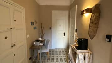 Dusche, kostenlose Toilettenartikel, Hausschuhe, Bidet