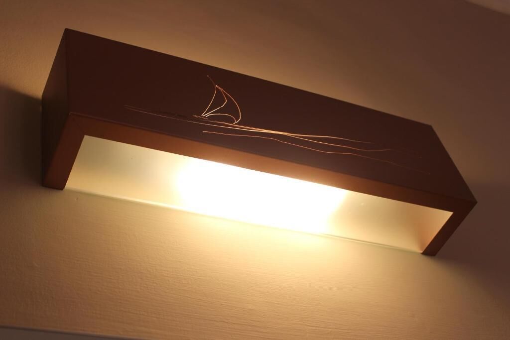 Una lámpara de pared con diseño de velero.