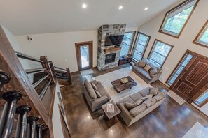 TV, fireplace, video games, table tennis - Hot Tub • Game Loft • Walk to Local Attractions • Sleeps 10 (Broken Bow)