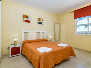 3 bedrooms, iron/ironing board, internet, bed sheets