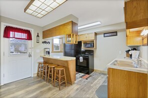 Réfrigérateur, four à micro-ondes, un four, surface de cuisson