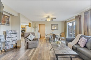 TV, caminetto, lettore DVD, libri