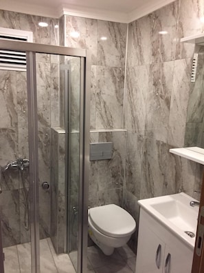 Shower, rainfall showerhead, free toiletries, hair dryer