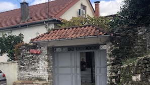 Front of property - Guest House Cfaka Late (Gjirokastër)