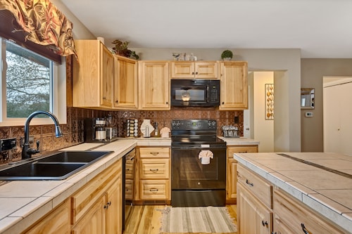 Rustic Estes Park Home w/Private Hot Tub