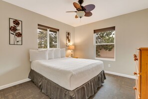 3 bedrooms, iron/ironing board, WiFi, bed sheets - Rustic Estes Park Home w/Private Hot Tub (Estes Park)