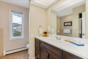 Combined shower/bathtub, hair dryer, towels