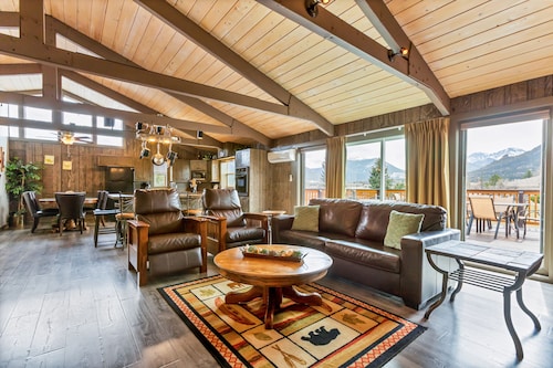 3 Bedroom W/ Mountain Views! 