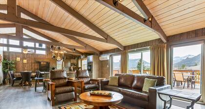 3 Bedroom W/ Mountain Views!