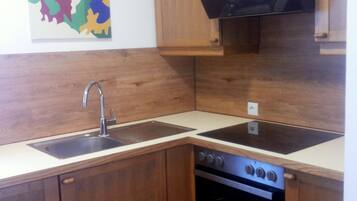 Kühlschrank, Herdplatte, Wasserkocher mit Kaffee-/Teezubehör