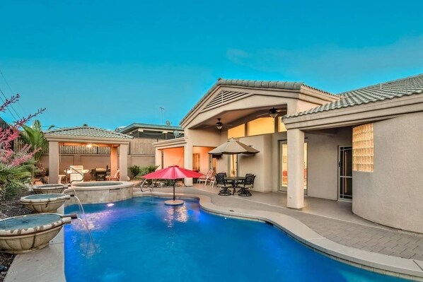 Una piscina al aire libre
