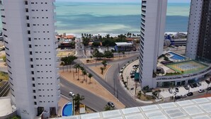 Un edifici alt amb piscina i vista a l'oceà.