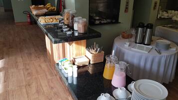 Café da manhã com buffet grátis todos os dias