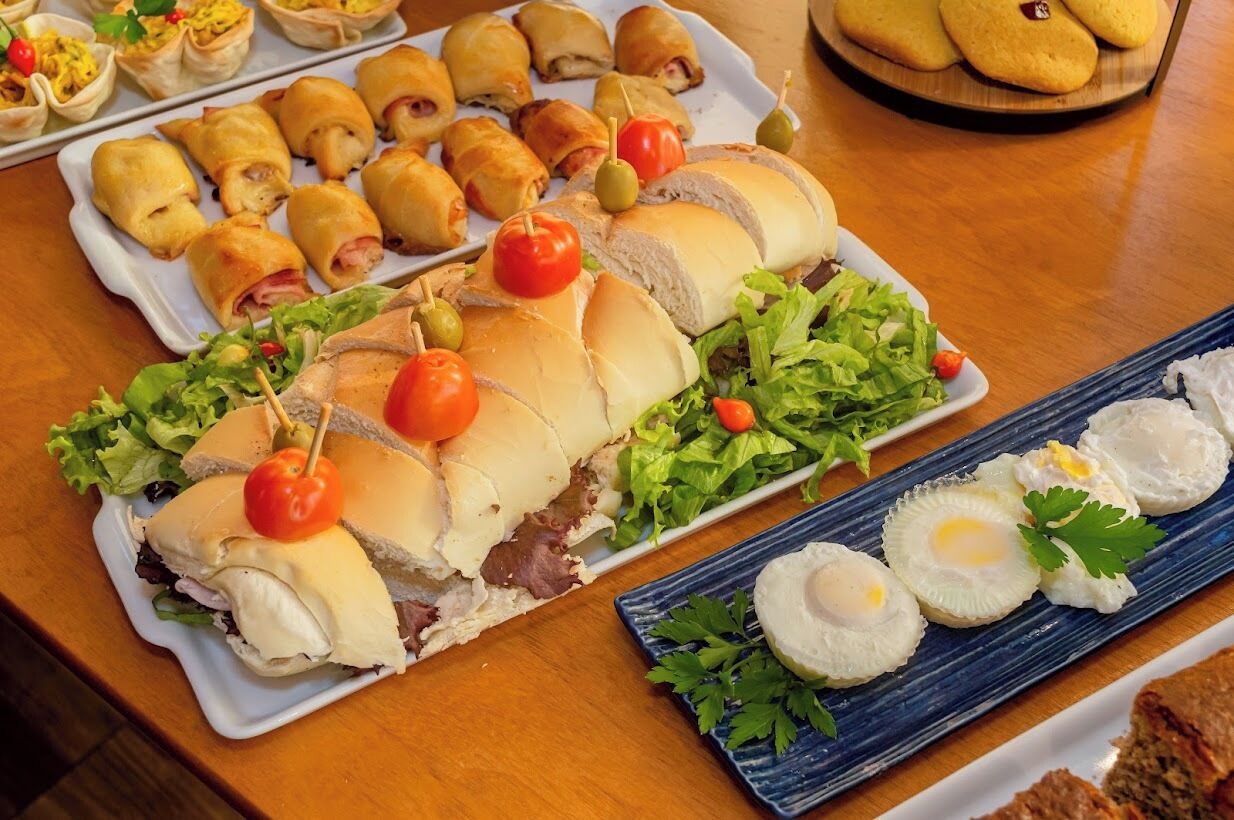 Diverses menjar incloent-hi sandvitxos, pastissos i ous sobre una taula.