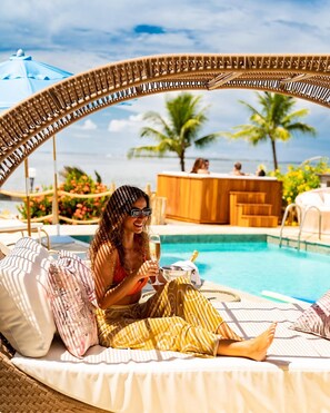 Piscina a l'aire lliure i gandules 