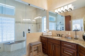 Dusche, Whirlpool, Haartrockner, Handtücher