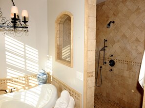 Badewanne, Haartrockner, Handtücher, Seife