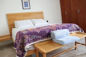 1 habitación, caja de seguridad en la habitación y escritorio