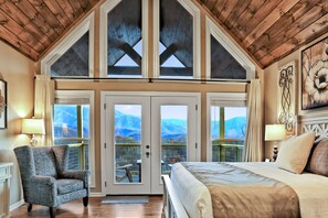 3 室のベッドルーム、アイロン / アイロン台、旅行用ベビーベッド、ベッドシーツ