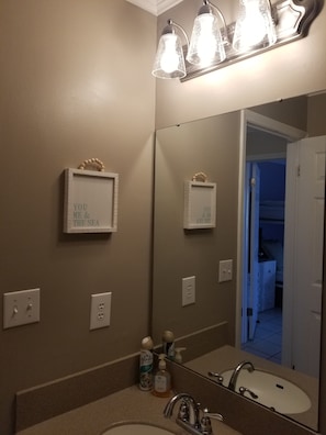 Combined shower/bathtub, hair dryer, towels, toilet paper