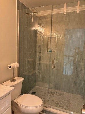 Ensemble douche/baignoire, sĂšche-cheveux, serviettes fournies