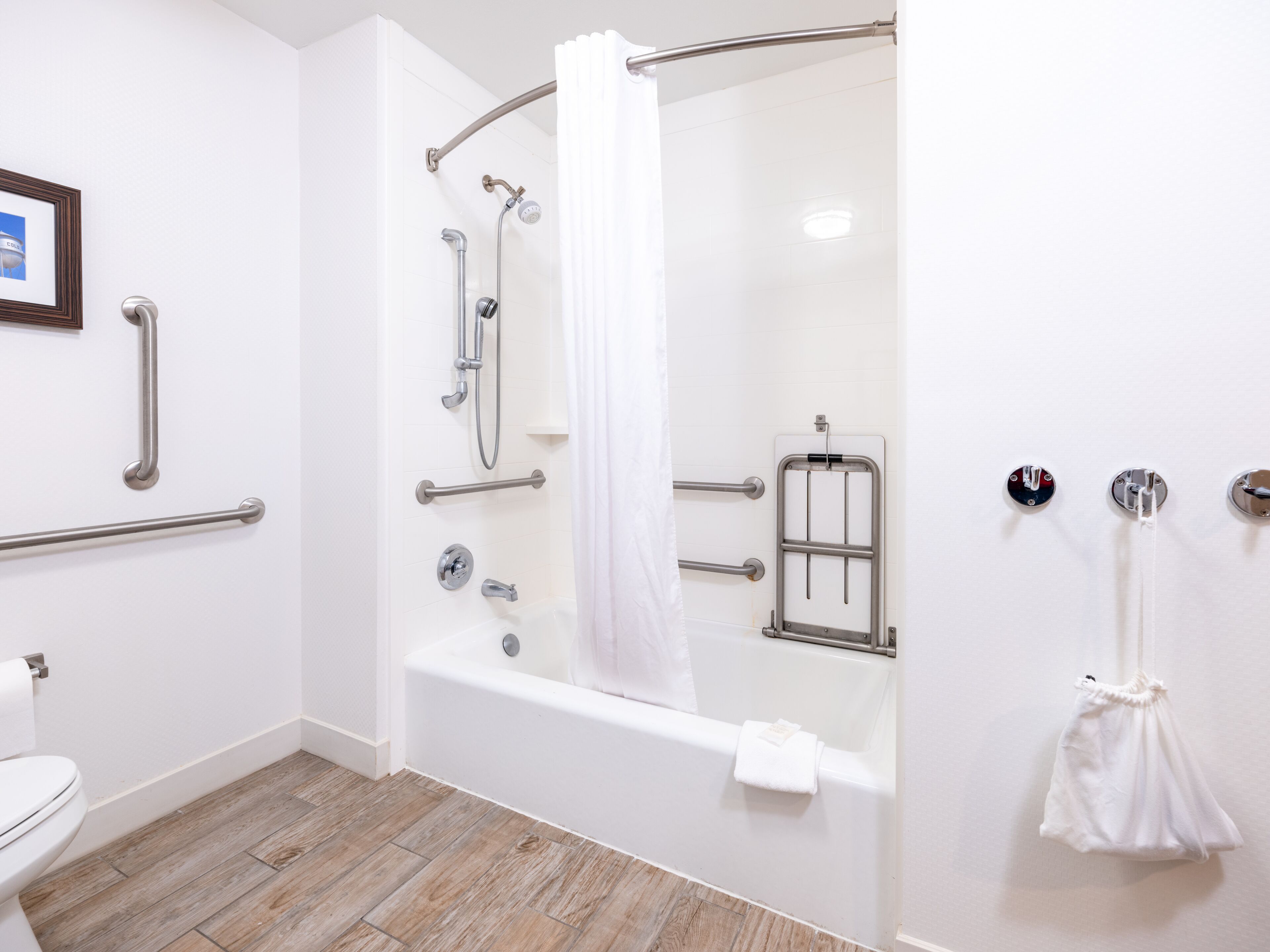 combined shower/bathtub, free toiletries, hair dryer, towels