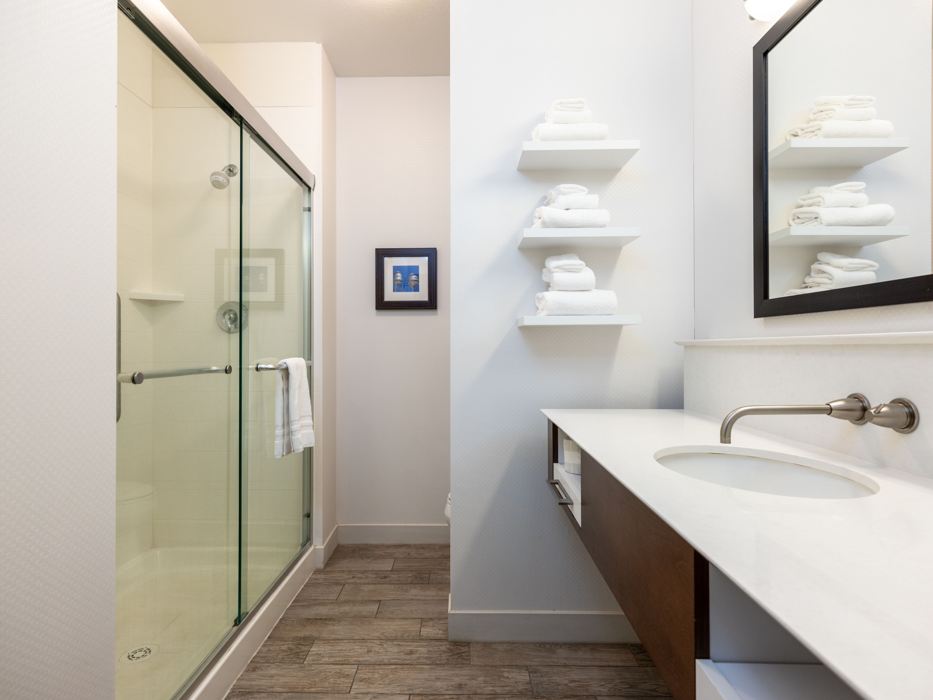 studio king suite | bathroom | combined shower/bathtub, free toiletries, hair dryer, towels